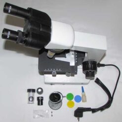 نمای بالایی میکروسکوپ 1600 برابر بهمراه متعلقات شامل: روغن ایمرسیون - فیلترهای رنگی - ائینه مقعر - عدسی چشمی - محفظه عدسی شیئی - فیوز - لامپ یدک و کابل برق