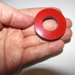 ابعاد آهنربای رینگی قرمز رنگ با قطر بیرونی 4.5 سانتیمتر با قرار گیری در کف دست